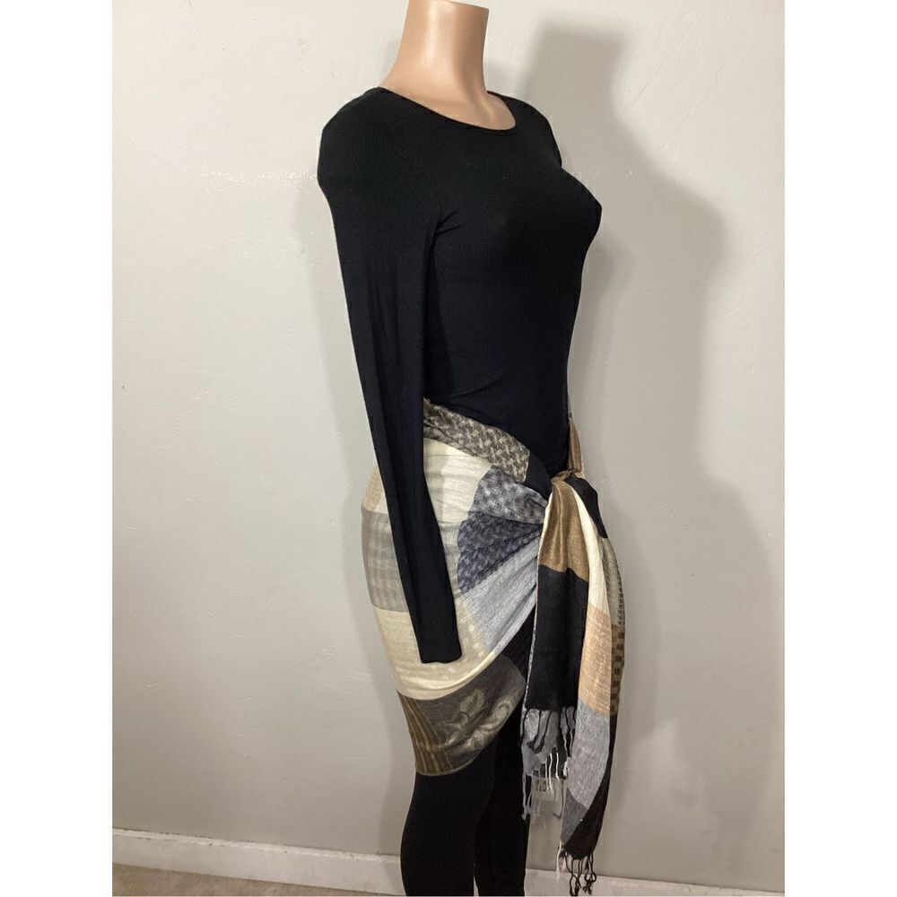 New. C. J. Banks scarf. Retails $69 - Picture 6 of 8